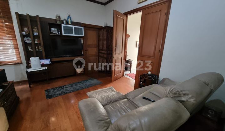 Ready-to-occupy house in a comfortable and green environment.