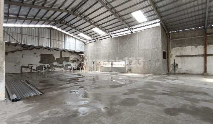 Warehouse, Office, and Mess in Penggilingan, East Jakarta, Ready to Occupy. Warehouse, Office, and Mess in Penggilingan, East Jakarta, Ready to Occupy.