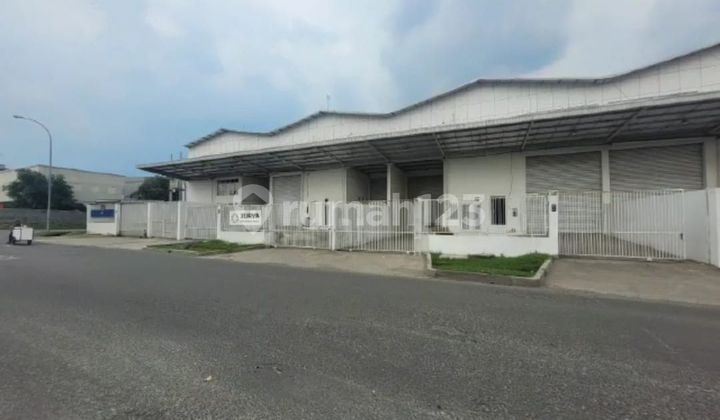 Warehouse in Central Cikarang, area 926 m², Facilities: Loading Dock, Office, 40 ft Container Access, PAM water, SHM #brndfl Warehouse in Central Cikarang, area 926 m², Facilities: Loading Dock, Office, 40 ft Container Access, PAM water, SHM #brndfl