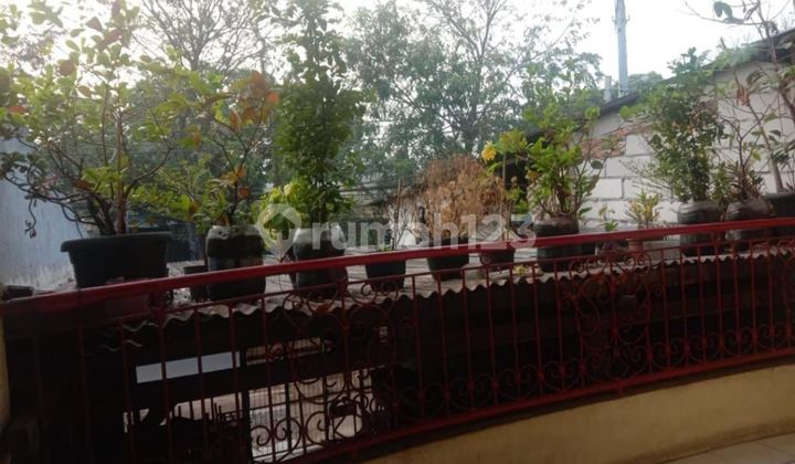 House in East Bekasi Raya, Jatinegara Kaum Pulo Gadung, East Jakarta, 3 Floors, Freehold Title, Flood-Free, Strategic Location, Suitable for Business.