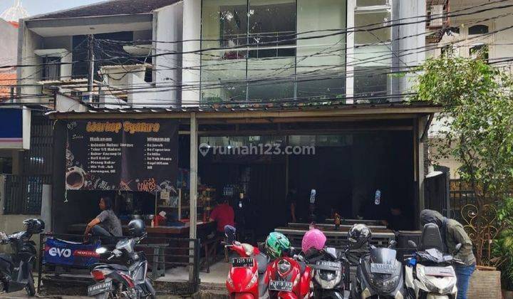 Rumah Produktif Serba Guna Saat ini kondisi depan rumah sedang disewakan warung kopi Rp. 35.000.000 / Bulan, di Kebon Kacang, Jakarta Pusat 3 Lantai HGB Rumah Bagus Terawat Lokasi Strategis di Samping Most Luxurious Mall di Pusat Kota / Pusat Bisnis Rumah 1