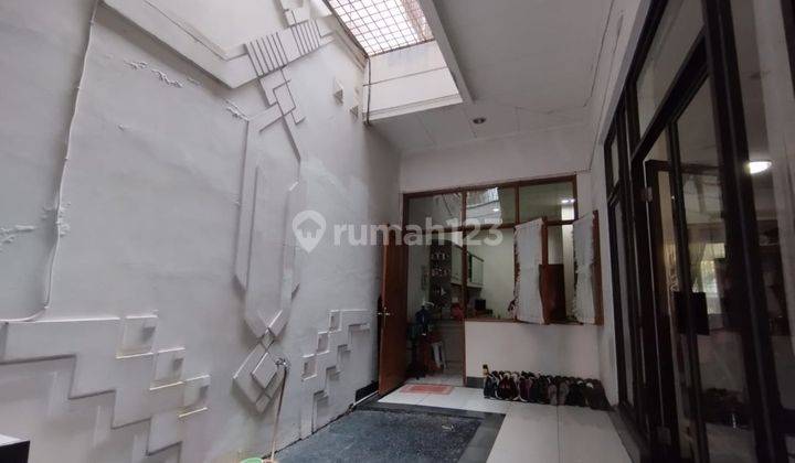 Rumah siap huni di lingkungan tenang dan asri dekat Sekolah Mall, akses jalan toll,  semi furnished, SHM, bebas banjir, posisi Hoek, hadap Selatan & Barat, 2 Lantai 1