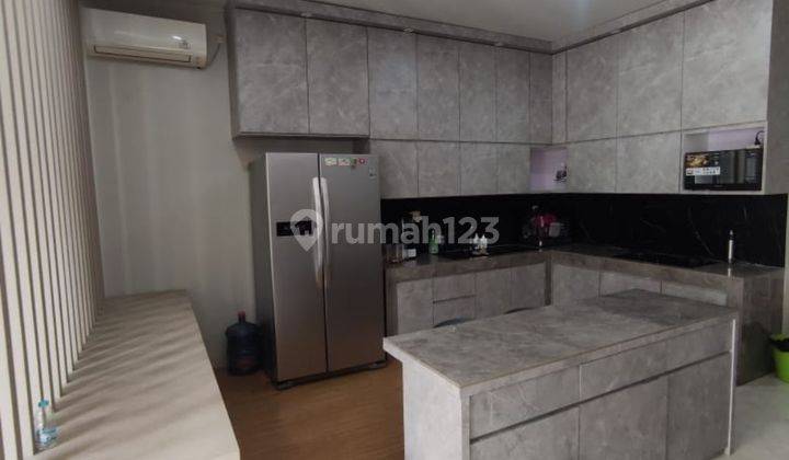 Rumah Modern siap huni, Lokasi Strategis, Design Interior cantik, full renovasi, 3,5 Lantai,  dekat Mall, Sekolah,  bebas  banjir,  dapur bersih dapur kotor, ada rooftop, hadap Selatan, garasi 4  mobil 1