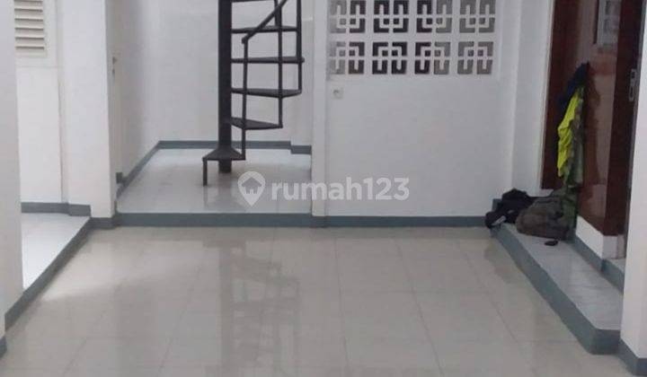 Rumah siap huni di Jalan Kebalen Kebayoran Baru Jakarta  Selatan 2 Lantai SHM Selatan Bagus Terawat,        #ade.s 1