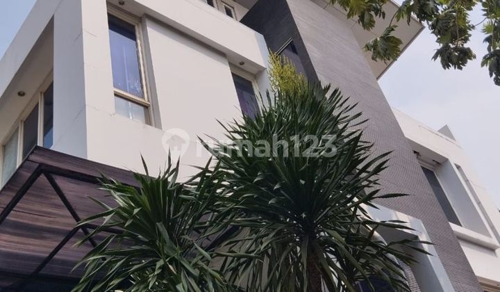 Rumah Cantik siap huni Hook di Gading Nirwana Kelapa Gading Jakarta Utara 3 ¹/² Lantai SHM hadap Utara / Barat  Filter air automatic  Water Heater Solahart AC 7 unit  Kitchen Set Pantry Laundry area  Semi Basement Storage Room Lokasi sangat Strategis deka