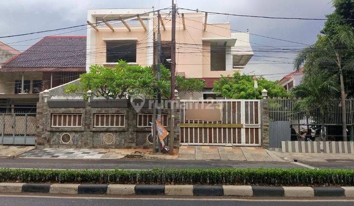 Rumah Di Tepi Jalan 3 Lantai Hadap Selatan Shm Malaka Country Estate  Lantai 3 Ada Roof Top Bisa Di Gunakan Untuk Acara Acara Ada 1 Km Dapur Bersih Dapur Kotor Di Dalam Rumah Ada 3 Buah Glassblock Diatas Plafond Jadi Ruangan Tetap Terang Bila Siang Hari T 1