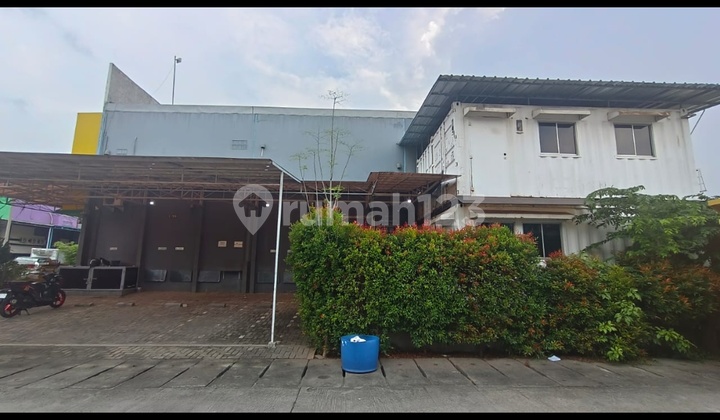 Gudang Central Cakung Siap Pakai, Hgb, Hook, Hadap Utara Dan Timur, Listrik 11.000 W Dalam Bangunan Utama, Listrik Kontainer Luar 5500 W, Terdapat Storage, Terdapat 3 Rak Penyimpanan Dengan Kerangka Besi Yang Kuat, Lokasi Strategis, Bebas Banjir #femmypro