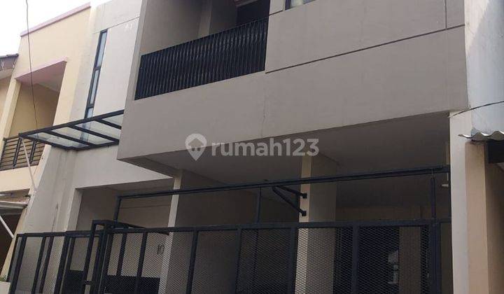 Rumah Siap Huni,  2 ¹/² Lantai, Ada Gudang & Rak Penyimpan Barang, Ruang Kerja, Ac 5 Unit, Lemari Kamar 2, Kompor Modena, Meja Island, Kitchen Set, Hadap Utara, Carport 2, Bebas Banjir, Lokasi Strategis, 400 M Ke Tiptop, 300 M Ke Jalan Waru, 500 M Ke Rs N 1