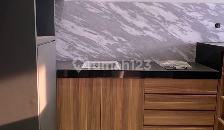 Dijual Rumah Siap Huni Rapi Terawat Semi Furnished Row Jalan 3 Mobil Lokasi Strategis Bebas Banjir Dekat Pusat Perbelanjaan Pusat Kuliner Shm #asenremax