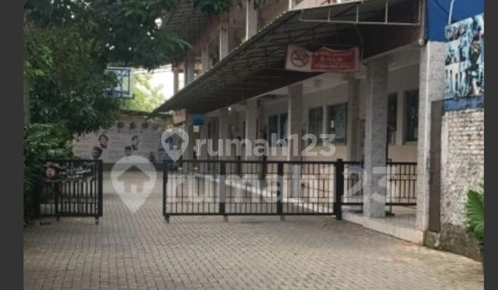 Dijual Cepat Gedung Sekolah, 4 Lantai Hadap Utara dan Timur Laut Hook, SHM, Carport Seluas 161 Meter, Total Ada 18 Kelas, 6 Kamar Mandi