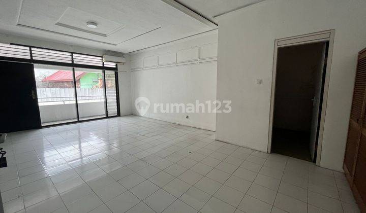 Rumah Mewah 2 Lantai Luas Tanah 738m2 4 Kamar Tidur hadap Timur dengan Kolam Renang di Kemang Jakarta Selatan 2