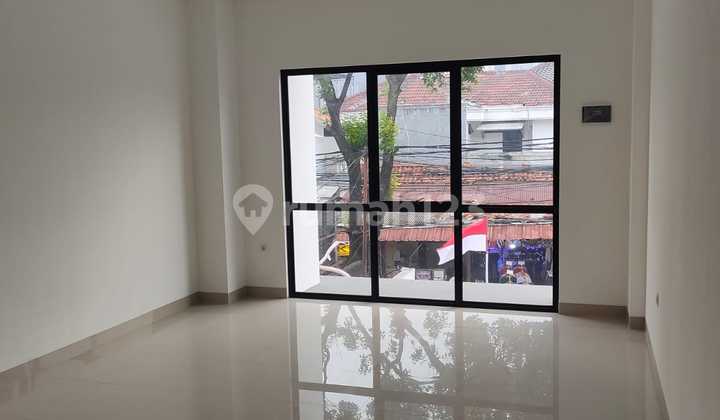 Translation: For Sale: 3-Story Shop House in Manggarai, South Jakarta. Ready to Use, Freehold Title (SHM). 2