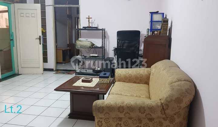 Cheap! 3-story house with 7 bedrooms in Mangga Besar, West Jakarta 2