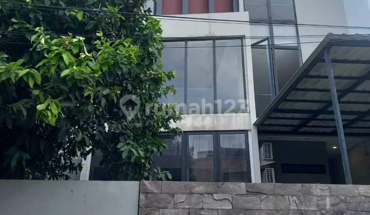 Turun Harga! Rumah 4Lt dengan Lift di Kayu Putih Jakarta Timur