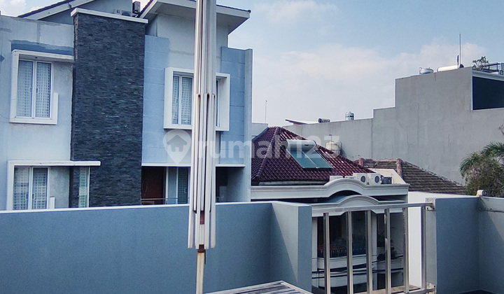 Cantik! Siap Huni! Rumah 3 Lantai Janur Elok Kelapa Gadinr 2