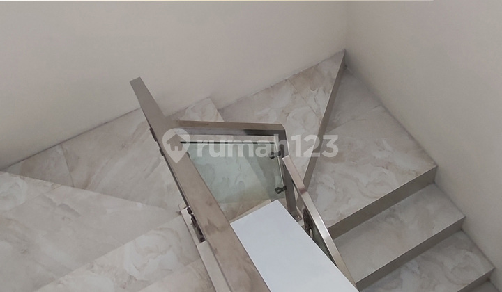 Cantik Banget!! Rumah 3 Lantai Minimalis Siap Huni Kelapa Gading 2