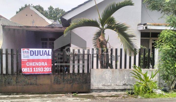 tampak depan rumah di boulevard kompleks laladon