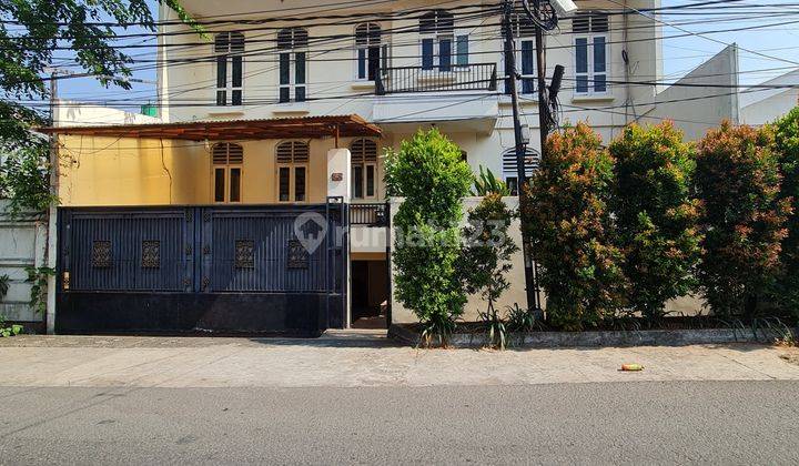 Rumah 2 lantai ada roof top,strategis,siap huni di Kebayoran lama,Jakarta selatan 1