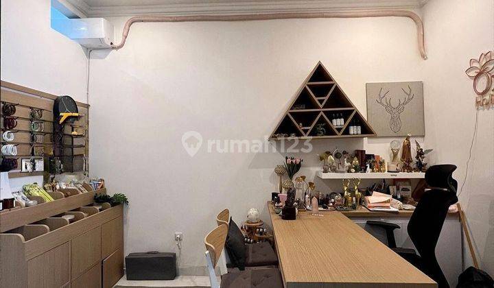 Rumah 3 lantai,model classic,full furnished,lokasi strategis dalam town house di Jagakarsa,Jakarta selatan 2