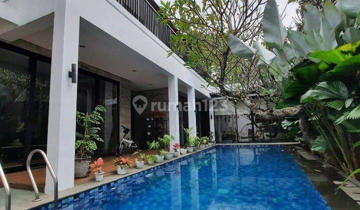 Rumah 2 lantai,minimalis modern,siap huni,semi furnished,ada kolam renang,lokasi strategis dalam town house di Kemang,Jakarta selatan 1