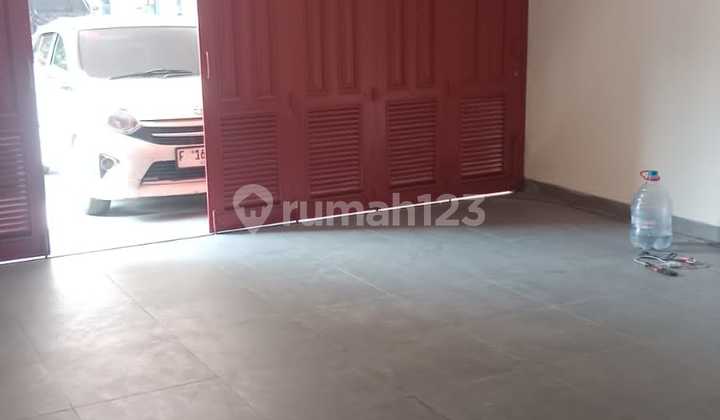 For Quick Sale: Semi-Furnished Hook House in Kelapa Gading, Jakarta 2