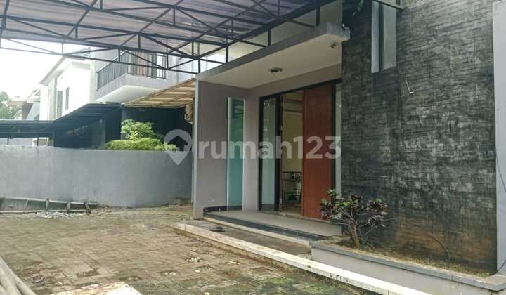 Disewakan Rumah Tingkat Mewah Pinggir Jalan Raya Heliconia Bekasi