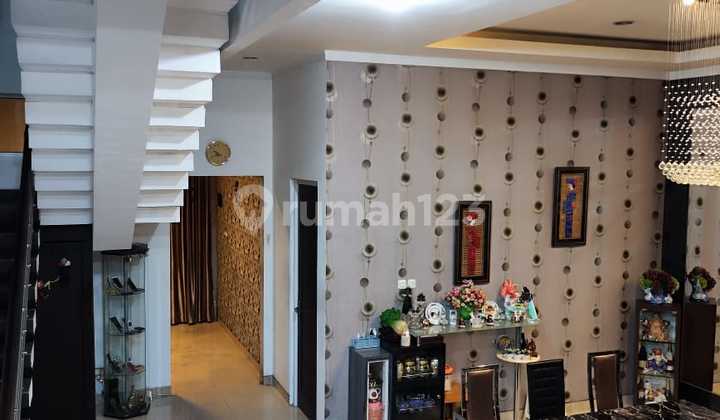 Quick Sale 3-Story House in Mangga Besar Jakarta 2