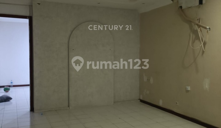 Strategic 4-Story Shop House in West Jakarta 17495 2