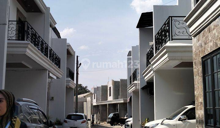 Rumah 2.5 lantai bergaya Eropa klasik di tapos depok,strategis 2