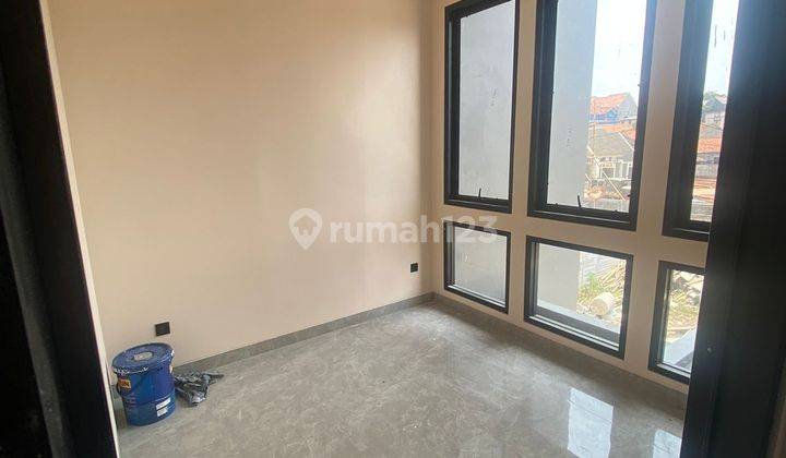 Rumah Exlusif Kontemporer 2.5lt Di Cilangkap,murah Strategis  2