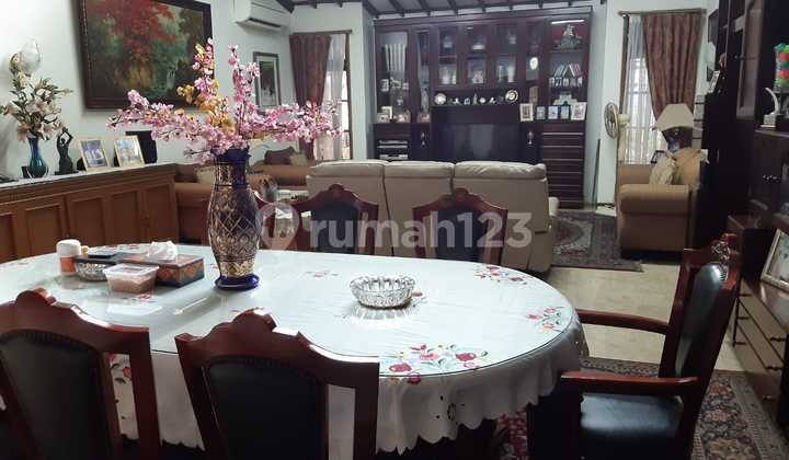 Rumah Menteng Furnish Depan Taman ,Kusen Jati 2