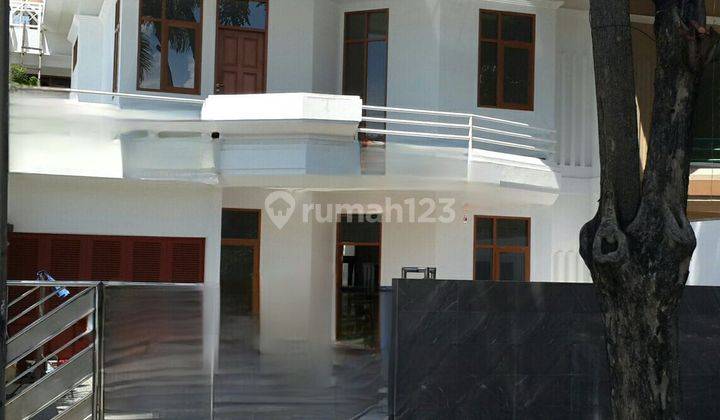 Rumah Jalan Raya Dengan Lokasi Yang Strategis Siap Pakai 1