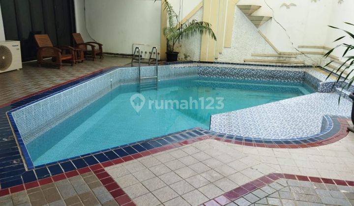 Rumah Hoek Timur -Utara , Ada Kolam Renang 1