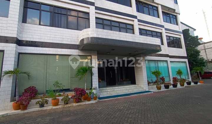 Gedung Di Jalan Raya Gajah Mada Siap Pakai