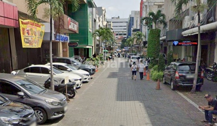 Gedung di Keramaian Pasar Baru yang Strategis