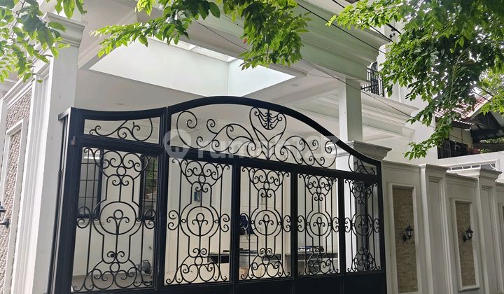 Beautiful American Classic Corner House 3 Floors