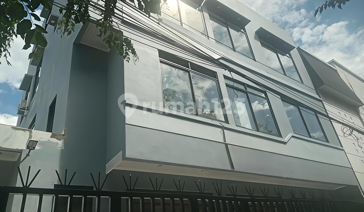House in Kelapa Gading Facing the Road House in Kelapa Gading Facing the Road