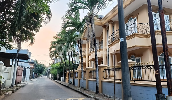 Corner House in Kelapa Gading Fully Renovated Ready to Use