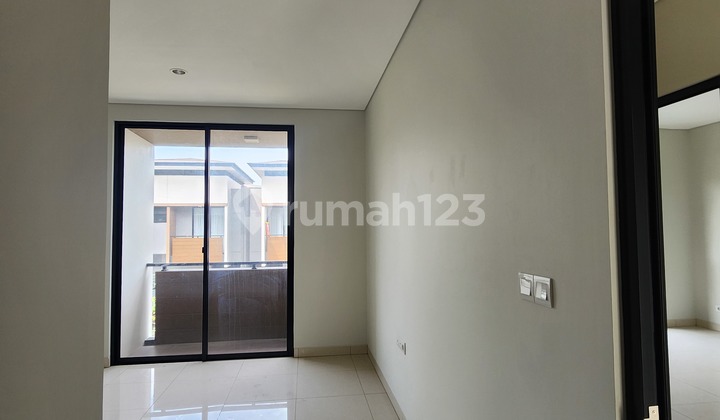 Disewakan Rumah 2 Lantai dan 4+1 Kamar Tidur yang Luas Siap Huni Bebas Banjir Unfurnished di Cluster Mulberry Residence Dekat Summarecon Mal Bekasi 2