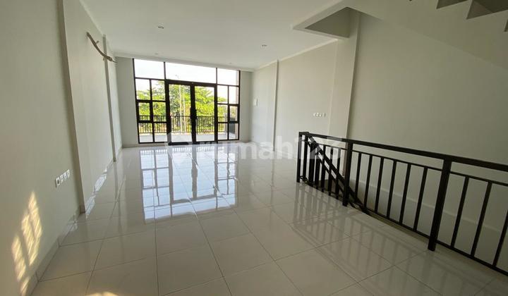 3-Storey Corner Rented Shop House in Good Condition, Ready to Occupy, Flood-Free, Located in Scarlett Commercial Near Summarecon Mall Bekasi.