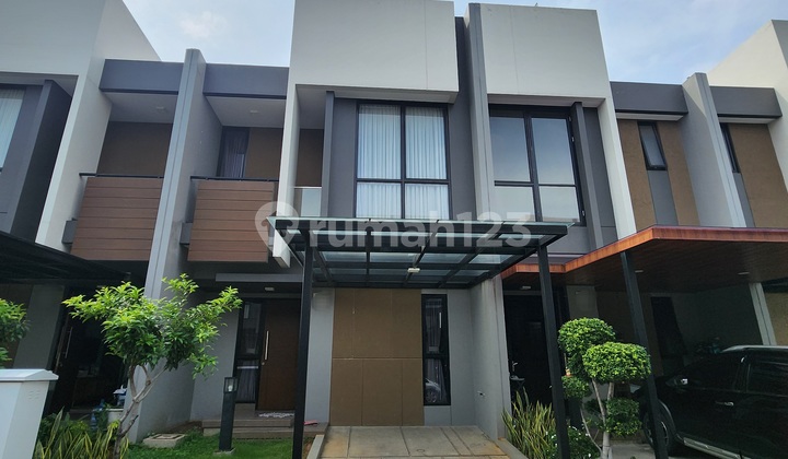 Disewakan Rumah 2 Lantai dengan 4 Kamar Tidur Siap Huni Kondisi Bagus Ada Kanopi Carport di Cluster Magenta Residence The Orchard Summarecon Bekasi 2