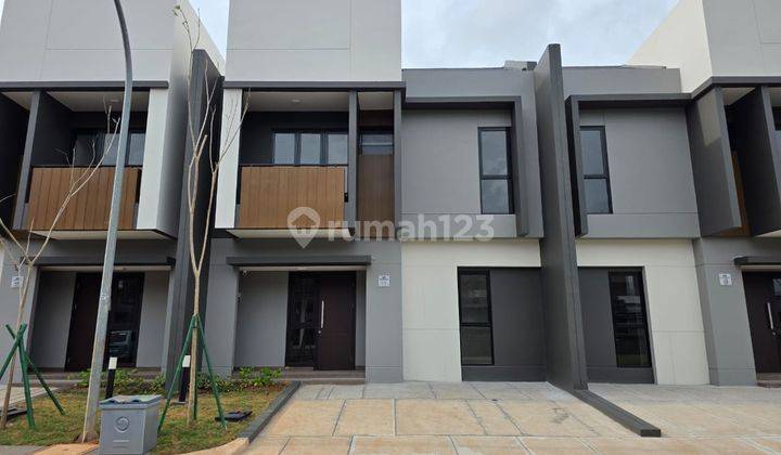Rumah Kontrakan Bagus 2 Lantai Dengan 4+1 Kamar Tidur Dekat Clubhouse Di Cluster Regia Summarecon Crown Gading 1