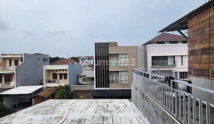 RUMAH 2.5 LANTAI DI JALAN SUMMAGUNG III KELAPA GADING DI LOKASI DAERAH RAMAI DAN BISA BUAT USAHA 2