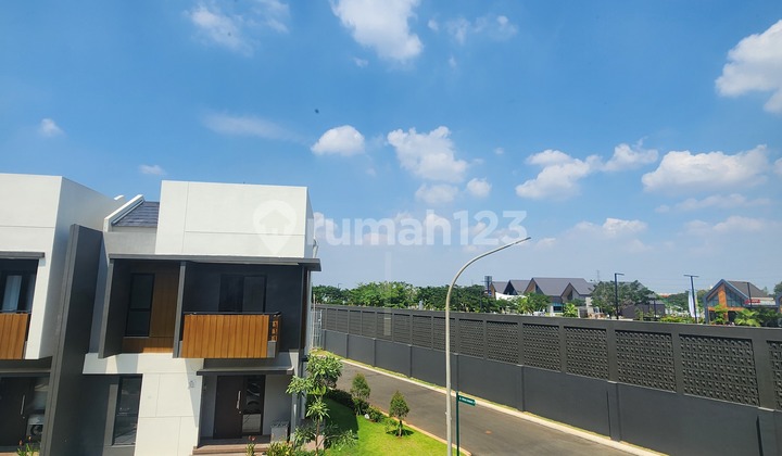 Jual Murah Rumah 2 Lantai dan 2 Kamar Tidur Kondisi Siap Huni Bebas Banjir Unfurnished Dekat Clubhouse Regia Residence di Summarecon Crown Gading 2