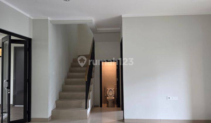 Rumah Kontrakan Bagus 2 Lantai Dengan 4+1 Kamar Tidur Dekat Clubhouse Di Cluster Regia Summarecon Crown Gading 2