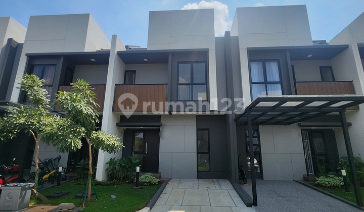 Jual Murah Rumah 2 Lantai dan 2 Kamar Tidur Kondisi Siap Huni Bebas Banjir Unfurnished Dekat Clubhouse Regia Residence di Summarecon Crown Gading 1
