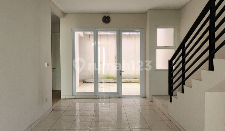 Jual Cepat Rumah 2 Lantai Minim Renovasi Bebas Banjir SHM Depan Taman Kecil di Cluster Palm Residence Dekat Summarecon Mal Bekasi 2