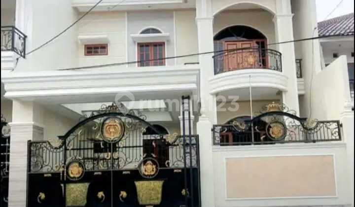 For Sale East-Facing House in Manyar Rejo