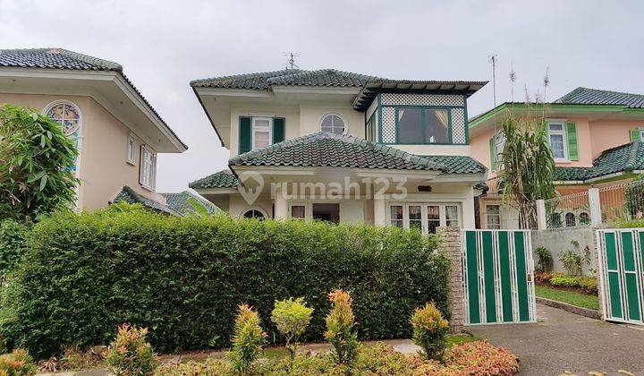 Villa 2 lantai Taman Luas di Puncak Resort 2