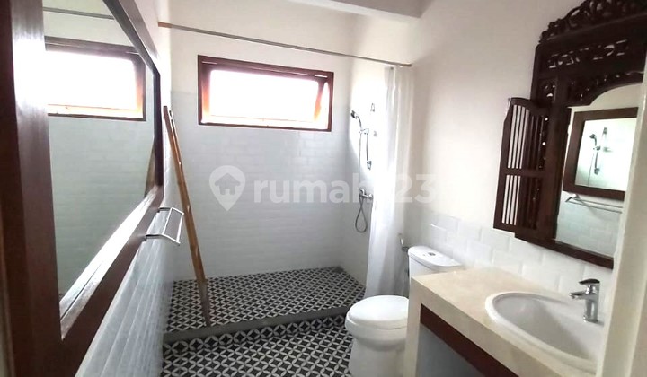 Nice house, spacious, neat, well-maintained, attractive price. Strategic location near Antasari, French School Cipete, TB Simatupang. 2